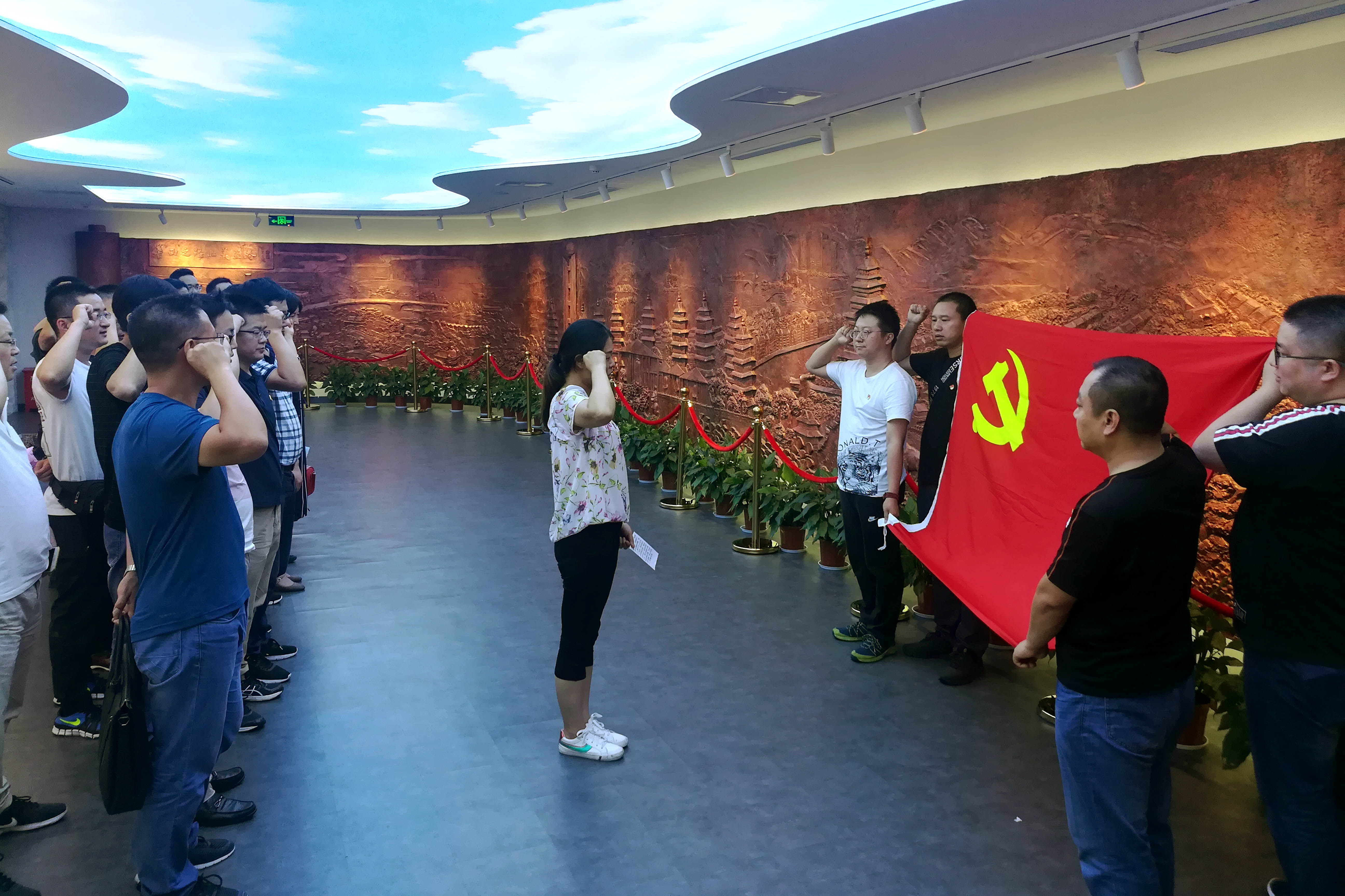 不忘初心、艱苦奮斗，上上電纜黨委組織黨員同志赴華西村參觀學(xué)習(xí)