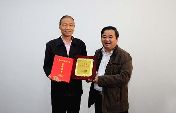 2016年10月12日，常州市經(jīng)信委副主任潘仁賢一行來上上電纜參觀調(diào)研，并為集團董事長丁山華頒發(fā)江蘇省優(yōu)秀企業(yè)家獎牌