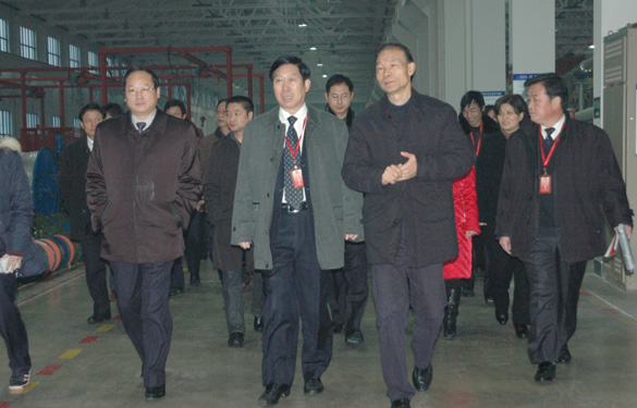 溧陽(yáng)市全體人大代表、政協(xié)委員一行600余人來(lái)江蘇上上電纜集團(tuán)參觀