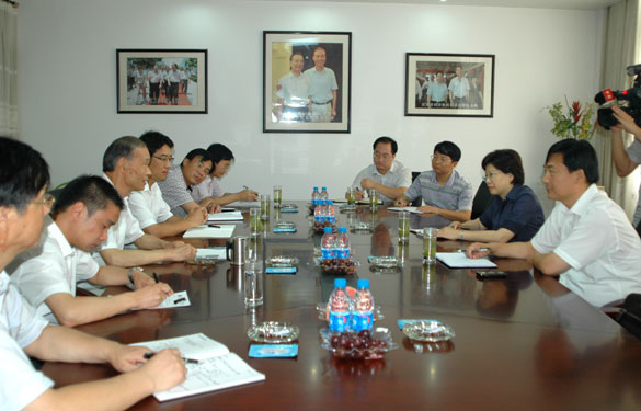 溧陽(yáng)市委書記韓立明一行來(lái)上上集團(tuán)走訪慰問(wèn)