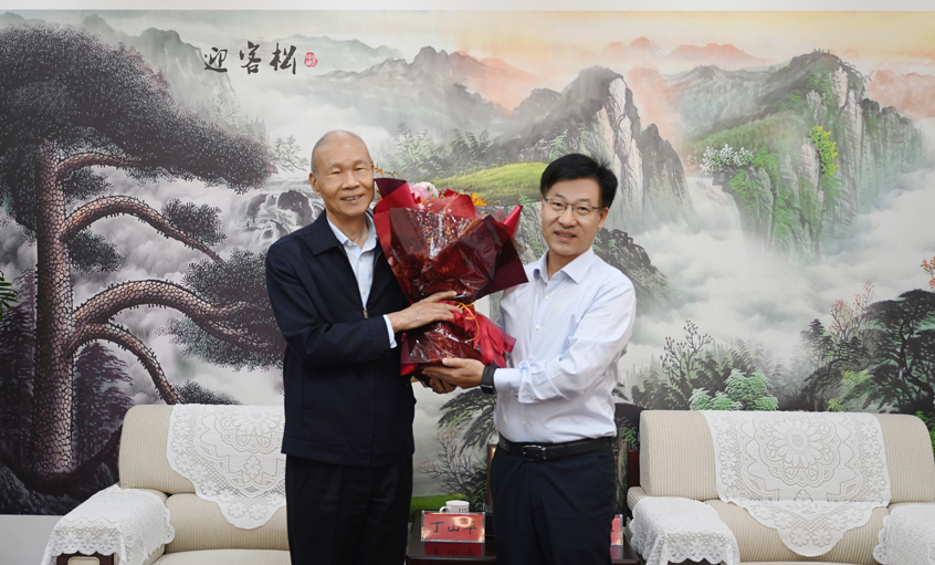 溧陽(yáng)市委書記葉明華來(lái)上上慰問(wèn)“江蘇省優(yōu)秀企業(yè)家”丁山華